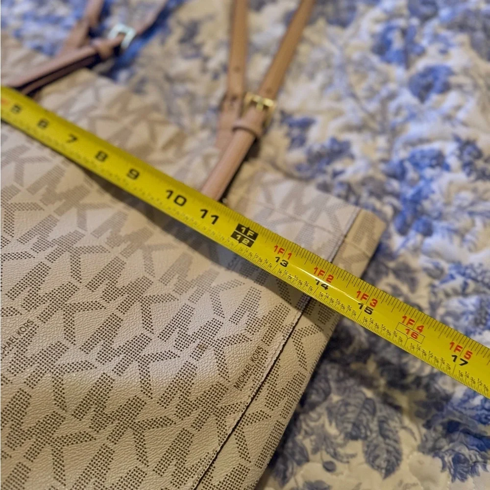 Michael Kors Tan Monogram jet set travel Tote Bag great condition